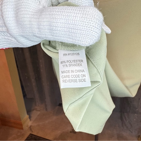 NWOT Travelsmith Vest Mens Green Hiking Hunting Fishing Zip Pocket Outdoor SZ M - Picture 9 of 11